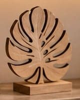 Hoja de monstera en madera